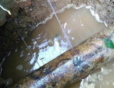 湄潭楼顶渗水维修公司分享下地暖漏水的原因及检测方法。